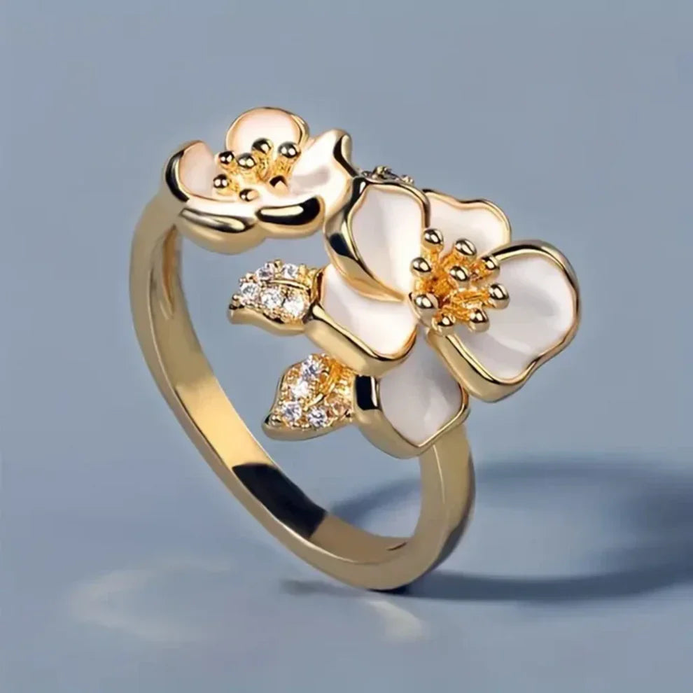 Anello vintage con fiore bianco