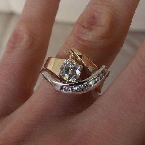 Anello vintage irregolare con zirconi