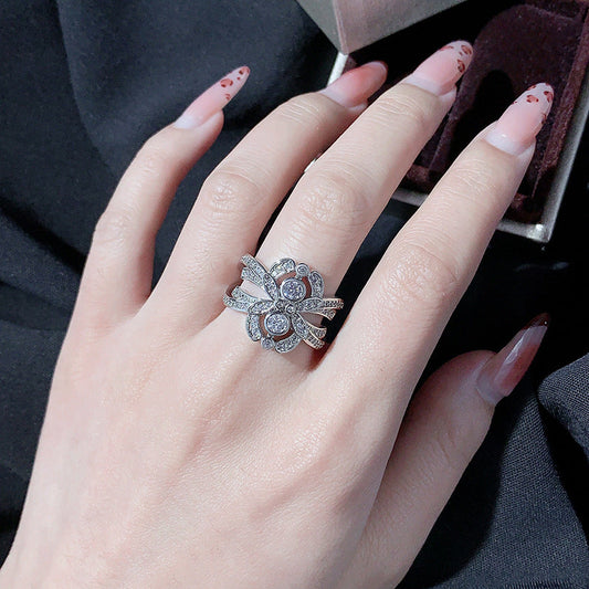 Anello vintage elegante con zirconi