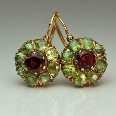 Orecchini vintage in cristallo verde e rosso arrotondati