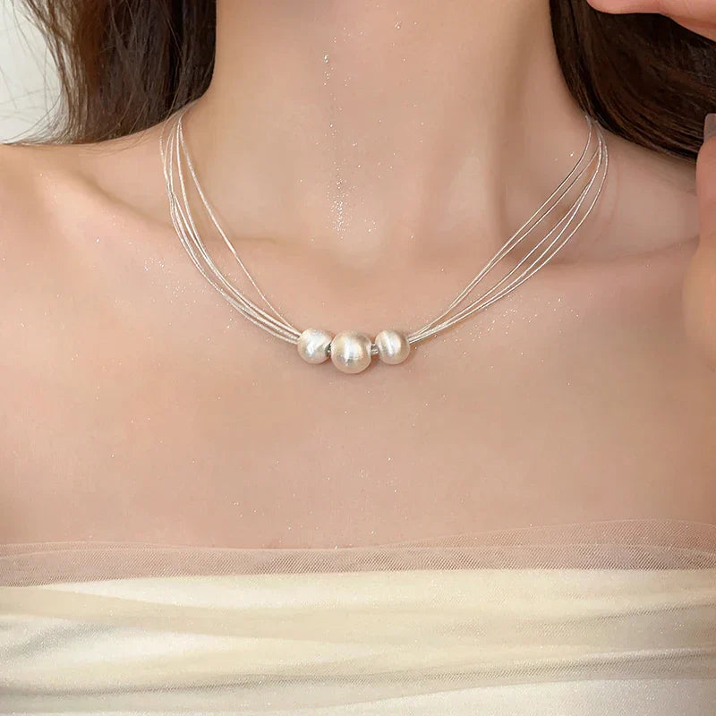 Elegante collana di perle bianche