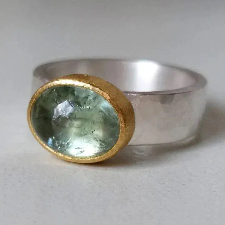 Anello verde con pietra tonda, di ispirazione vintage