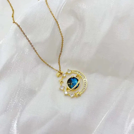 Elegante collana con pianeta celeste