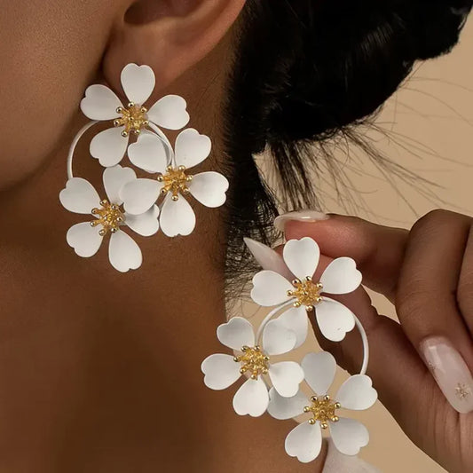 Orecchini pendenti vintage con fiori bianchi
