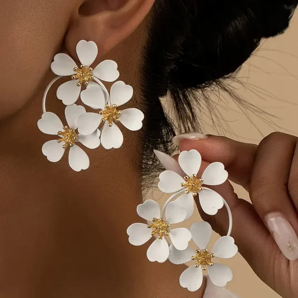 Orecchini pendenti vintage con fiori bianchi