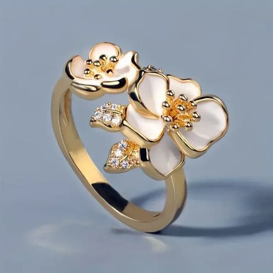 Anello vintage con fiore bianco
